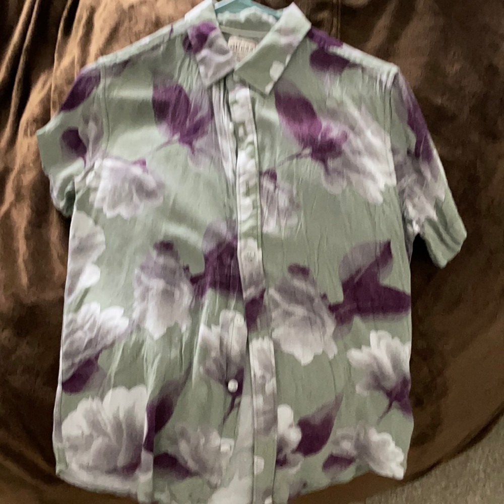 4 GUESS BUTTON DOWN T SHIRTS! ($320 VALUE FOR $100!!!) WORN ONCE GREAT CONDITION
